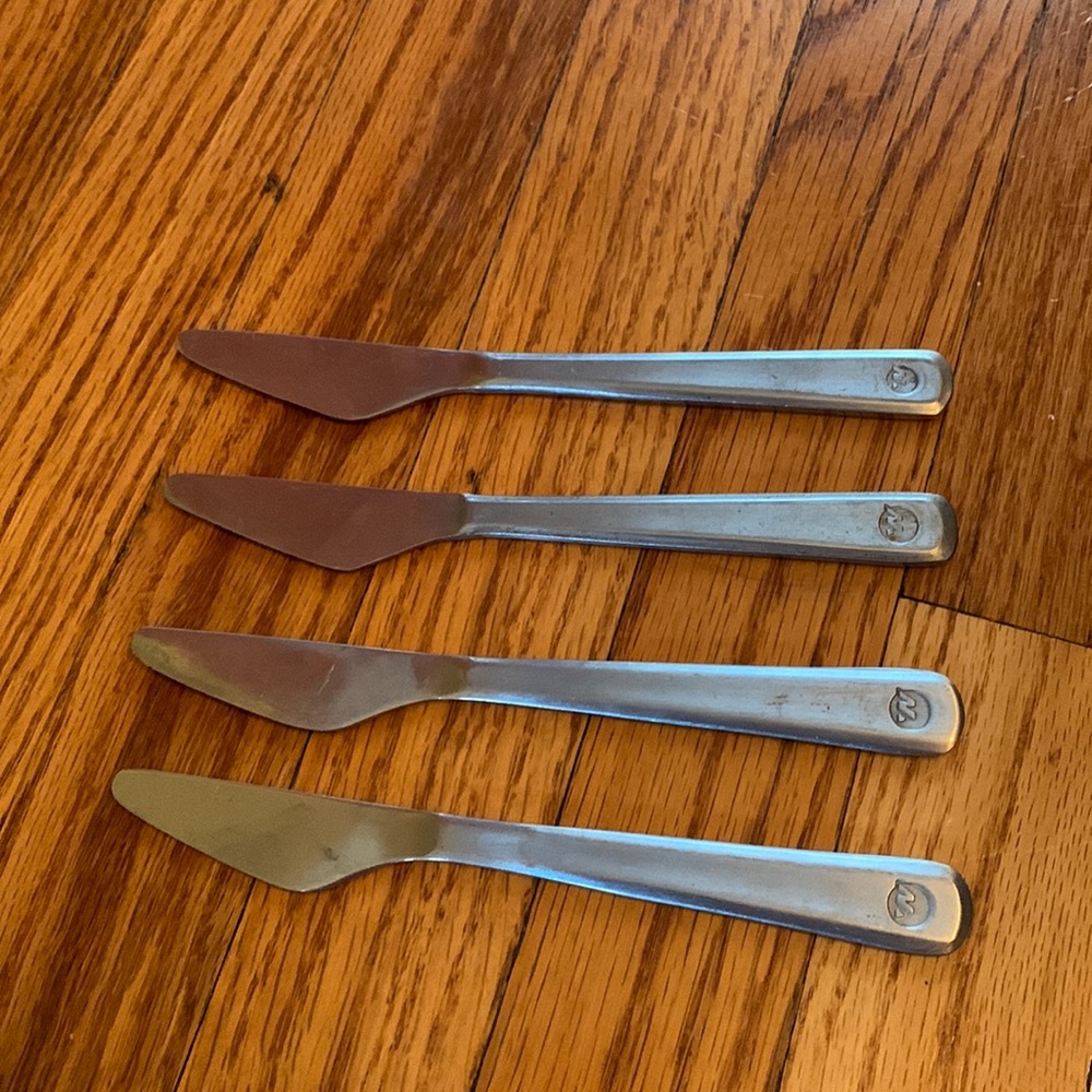 Northwest Airlines stainless steel knives set of 4, 6.5” long in good condition